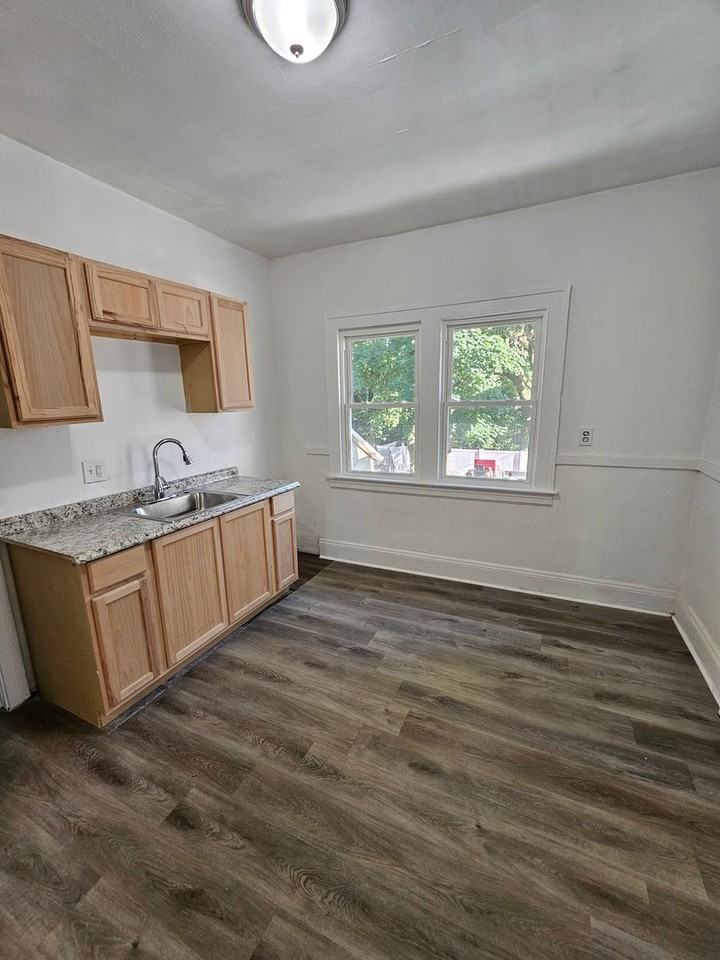 1111 E 114th St #UP - Photo 6 of 13