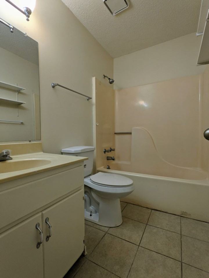 1860 Skyline Dr - Photo 5 of 17