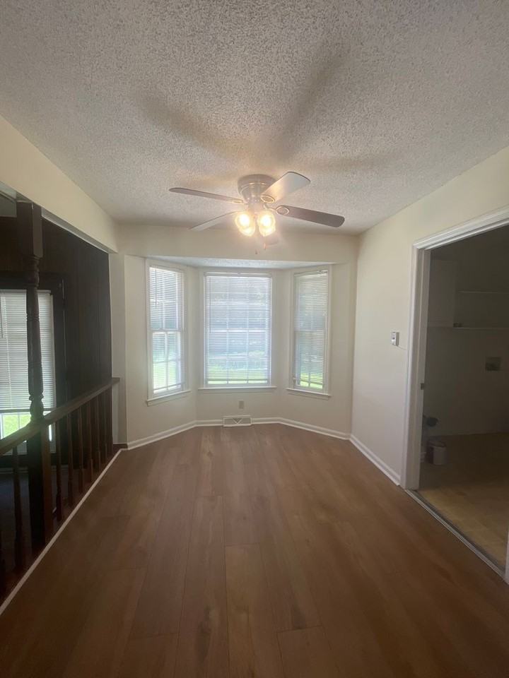 345 Salem Dr - Photo 3 of 8