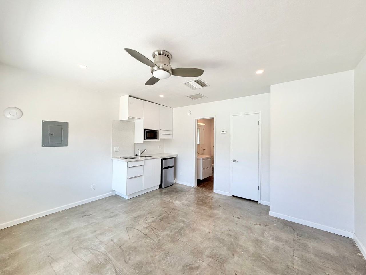 700 N Riverside Dr #2 - Photo 2 of 11