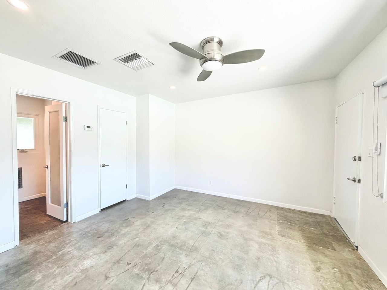 700 N Riverside Dr #2 - Photo 3 of 11