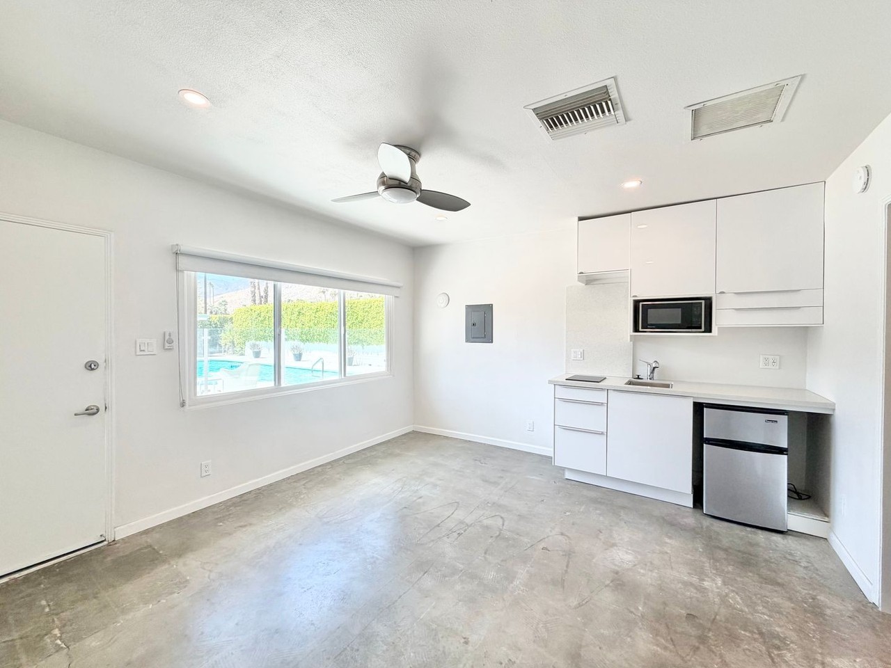 700 N Riverside Dr #2 - Photo 4 of 11