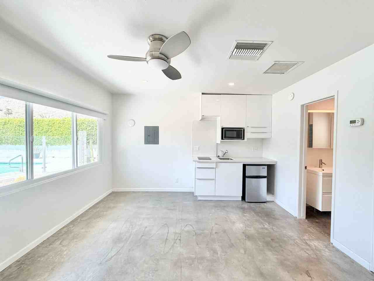 700 N Riverside Dr #2 - Photo 5 of 11