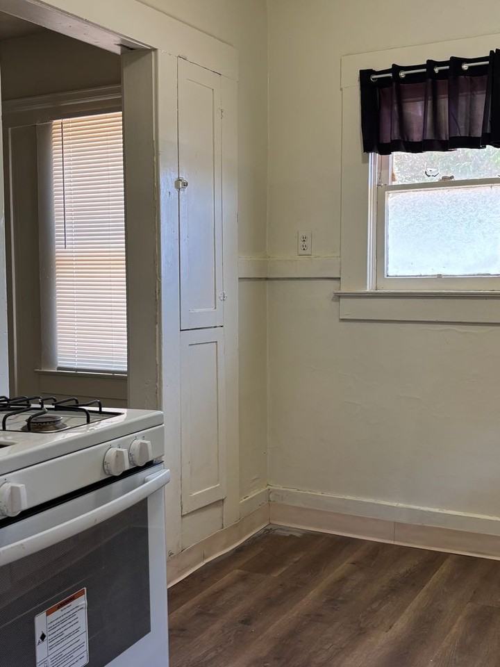 2087 N Marks Ave - Photo 3 of 8
