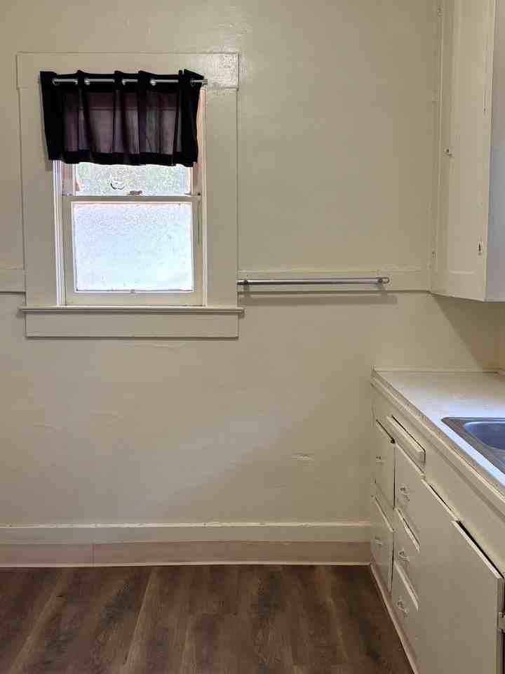 2087 N Marks Ave - Photo 4 of 8