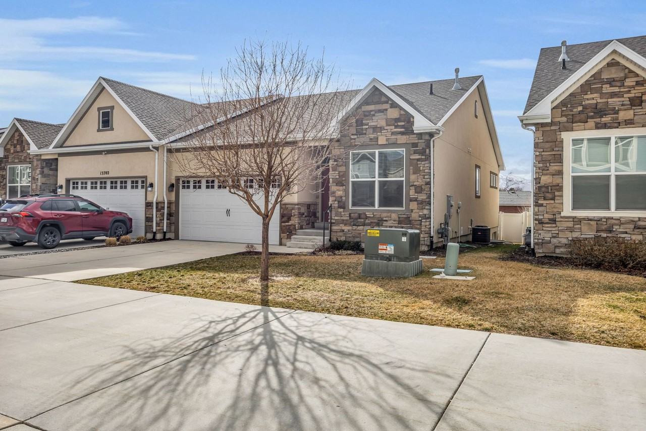 13696 S Glengarry Ln - Photo 2 of 25