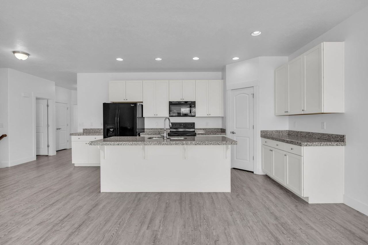 13696 S Glengarry Ln - Photo 3 of 25