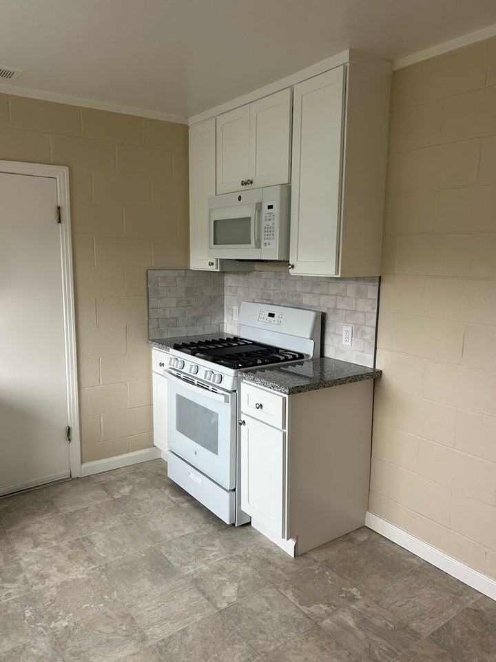 1032 Northwood Dr - Photo 5 of 17