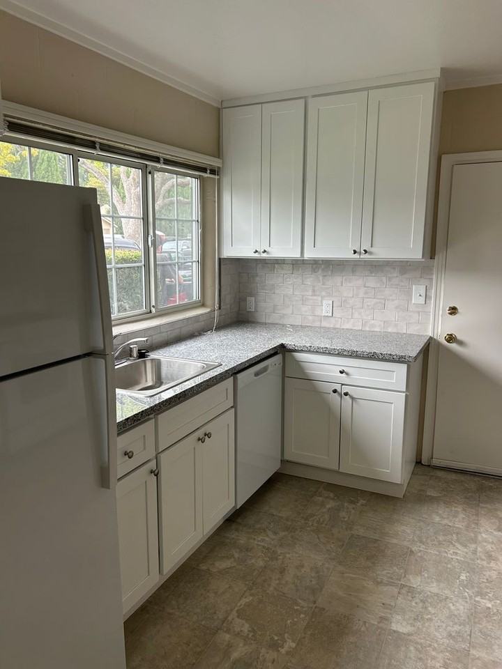 1032 Northwood Dr - Photo 6 of 17