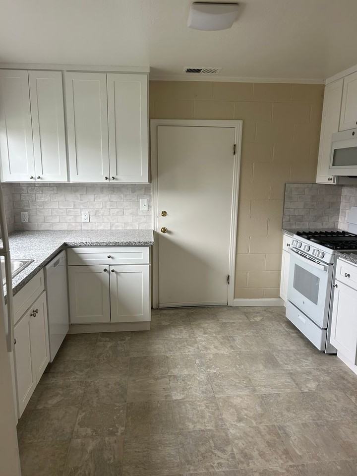 1032 Northwood Dr - Photo 7 of 17