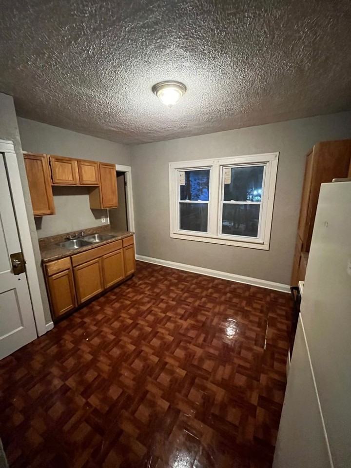 2821 W Concordia Ave - Photo 2 of 12