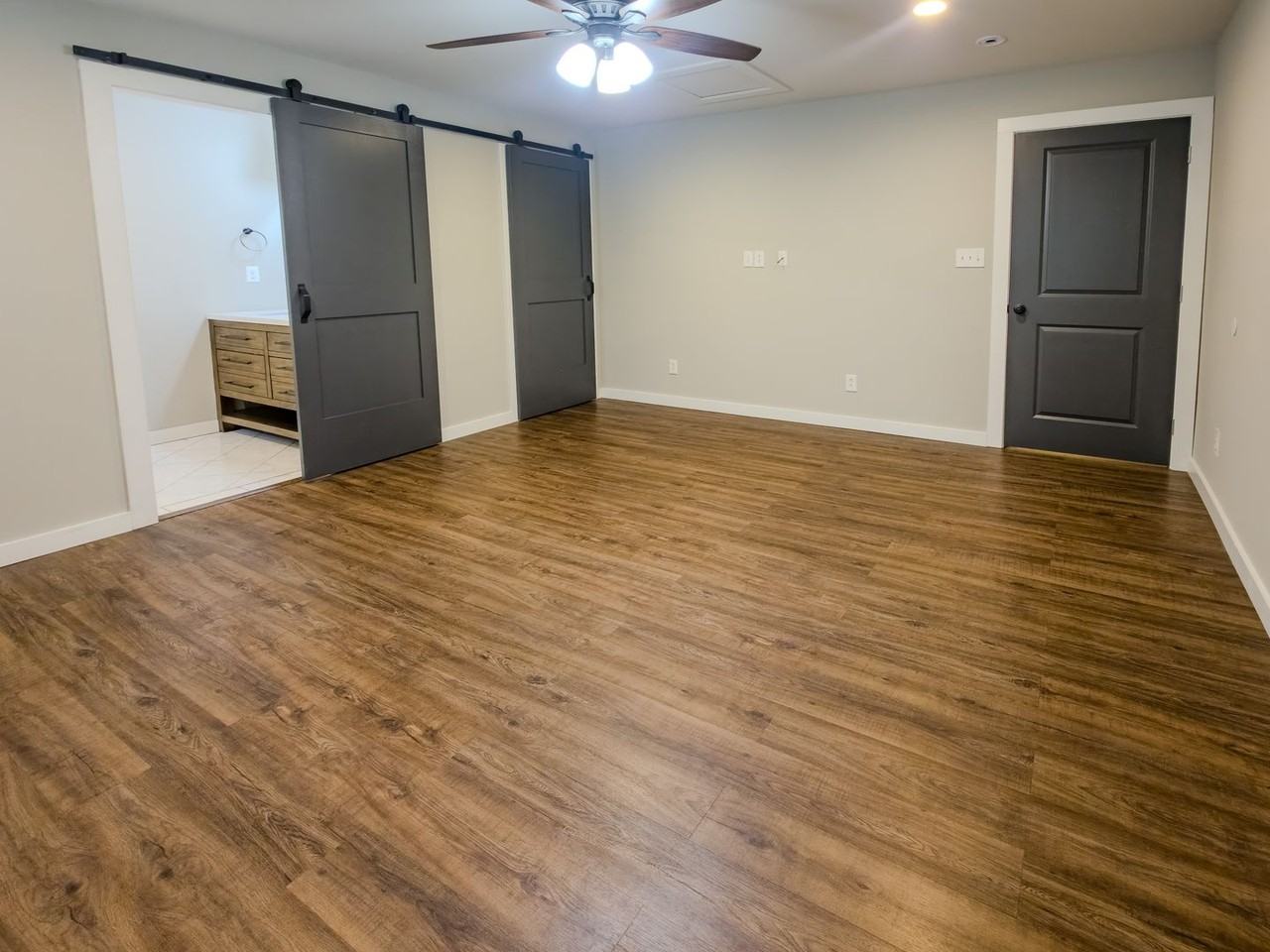 431 East Dr - Photo 4 of 37