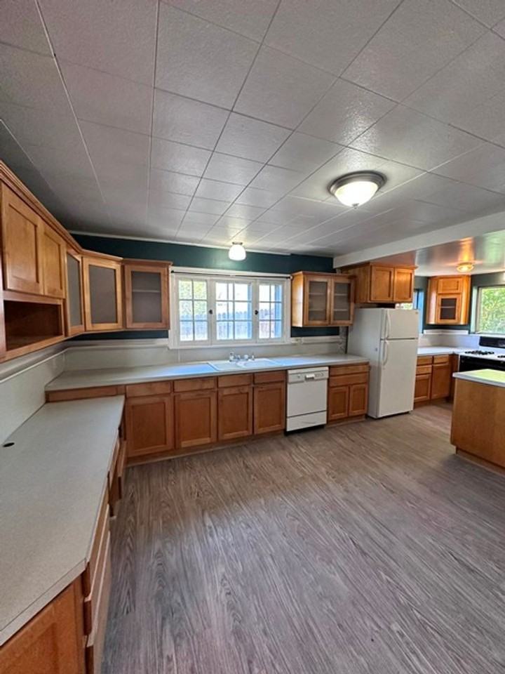329 S Rogers St - Photo 5 of 25