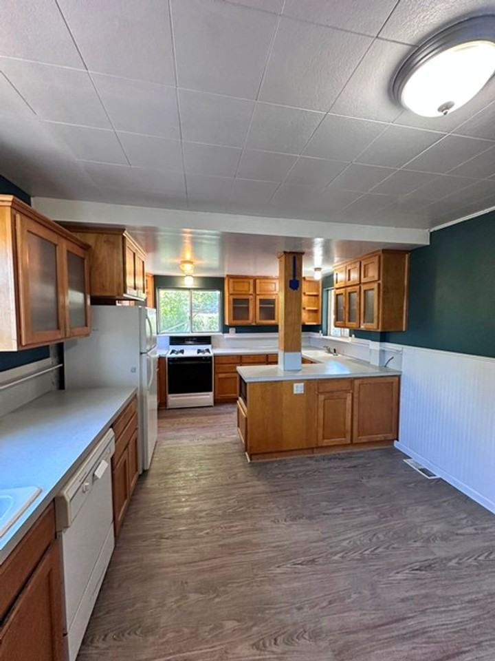329 S Rogers St - Photo 7 of 25