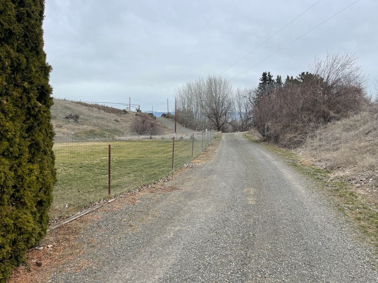 1481 Tozer Rd - Photo 2 of 21