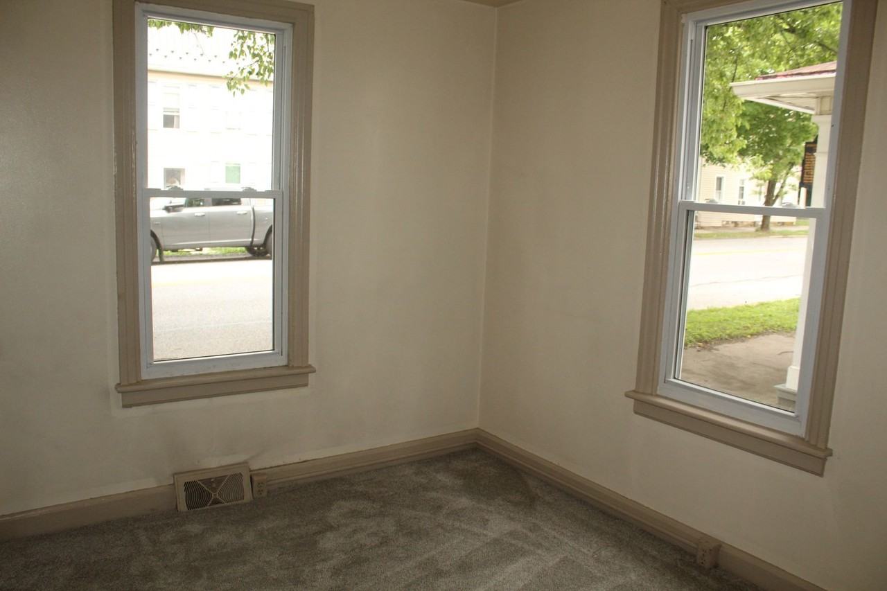 157 S Main St - Photo 4 of 9