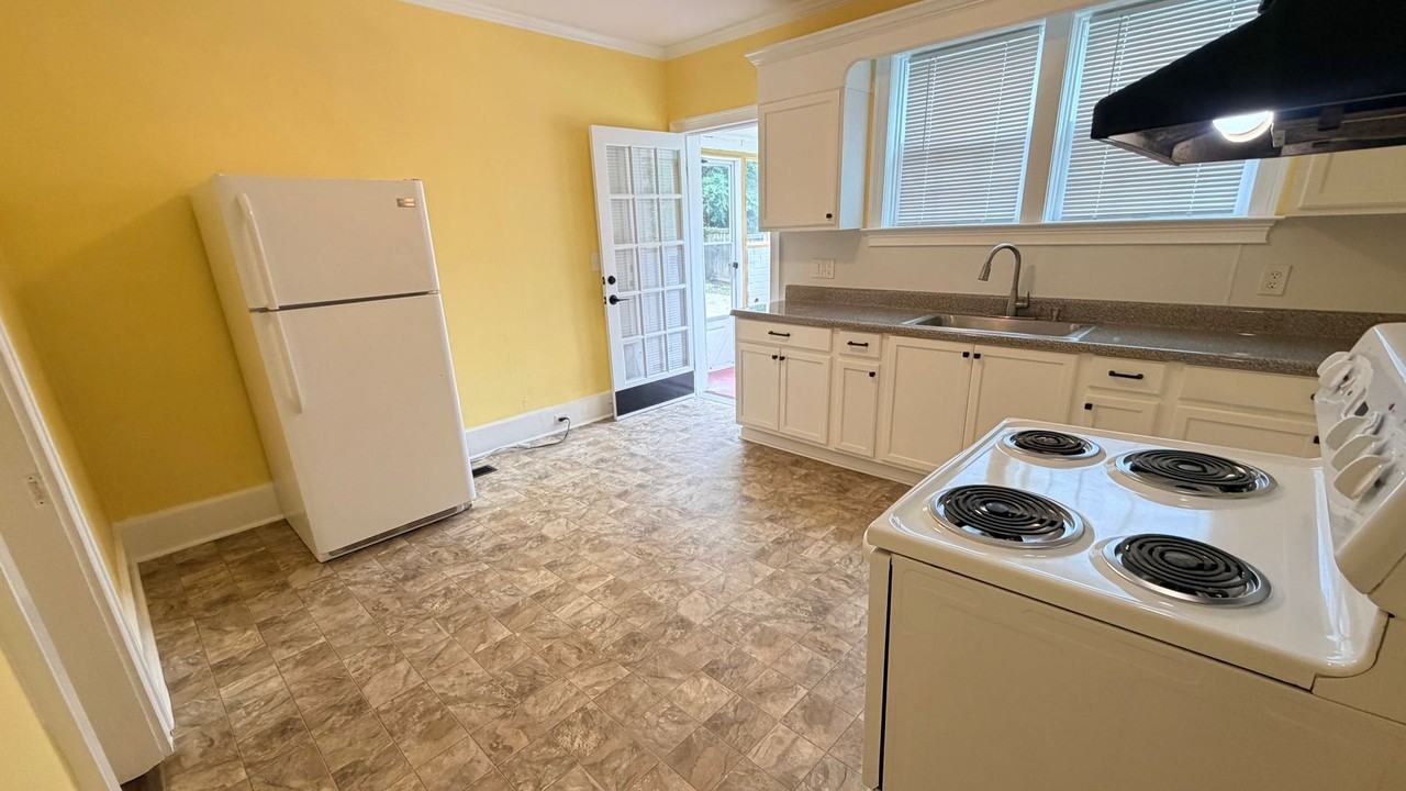 403 E Elm St - Photo 7 of 25