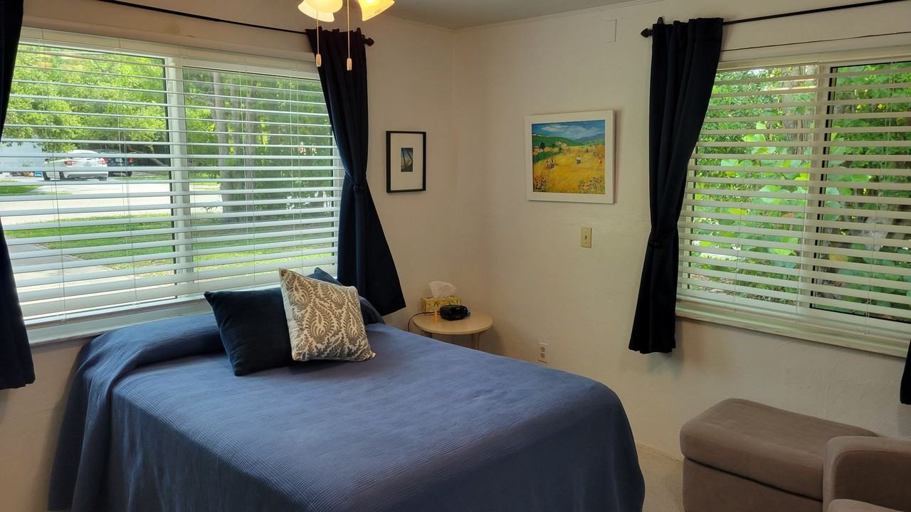 640 47th St - Photo 6 of 12