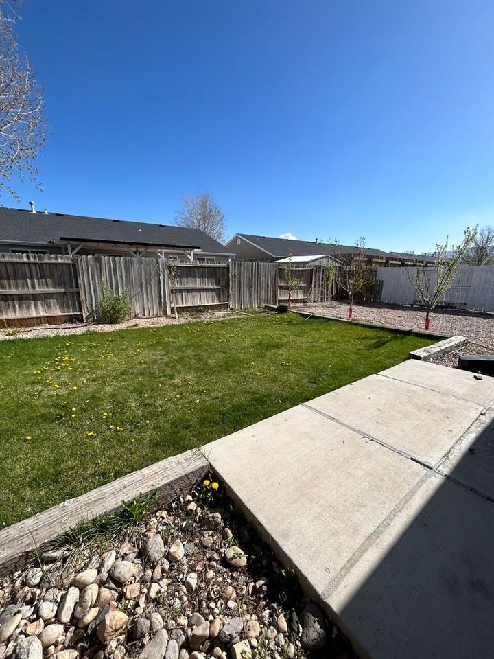 4266 W 275 N - Photo 3 of 15