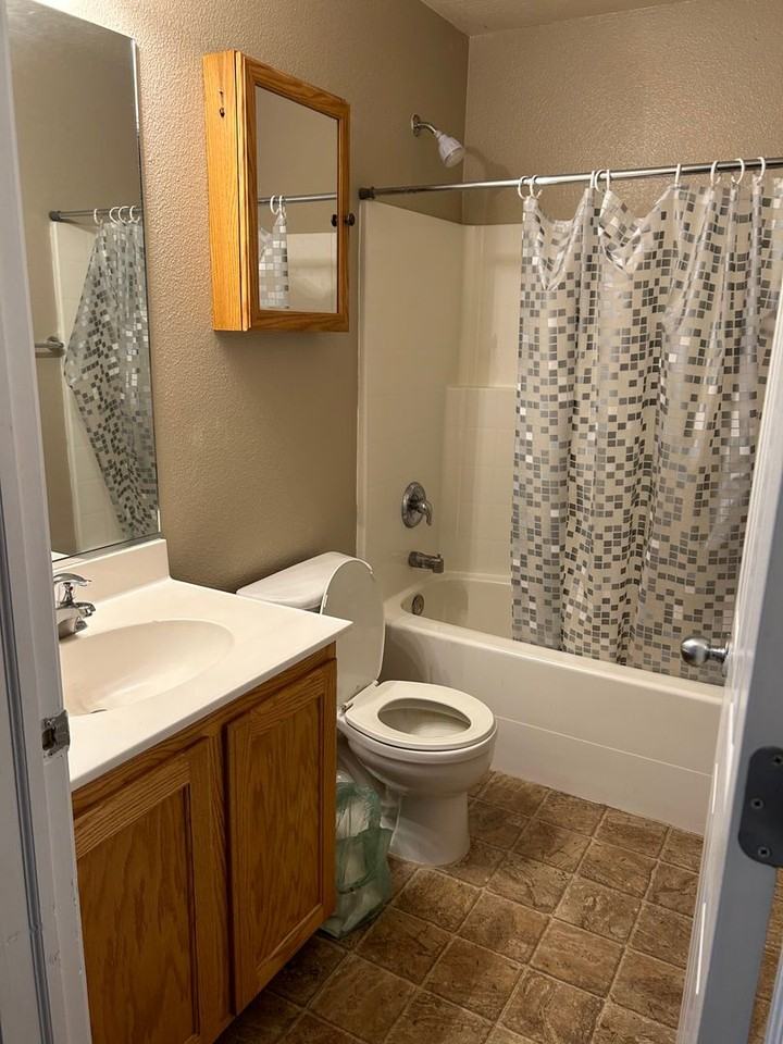 4266 W 275 N - Photo 5 of 15