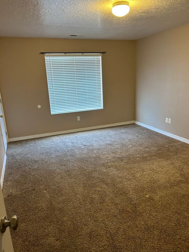 4266 W 275 N - Photo 6 of 15