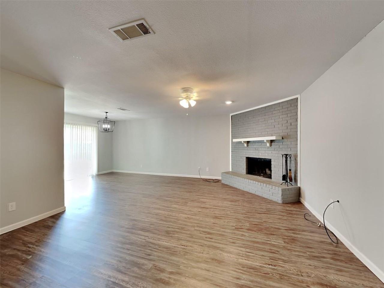 549 Park Center Blvd - Photo 3 of 21