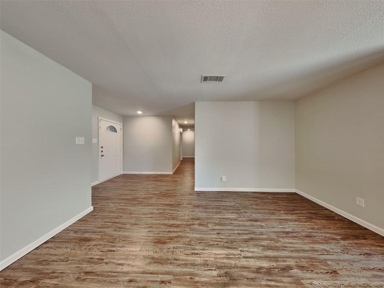 549 Park Center Blvd - Photo 4 of 21