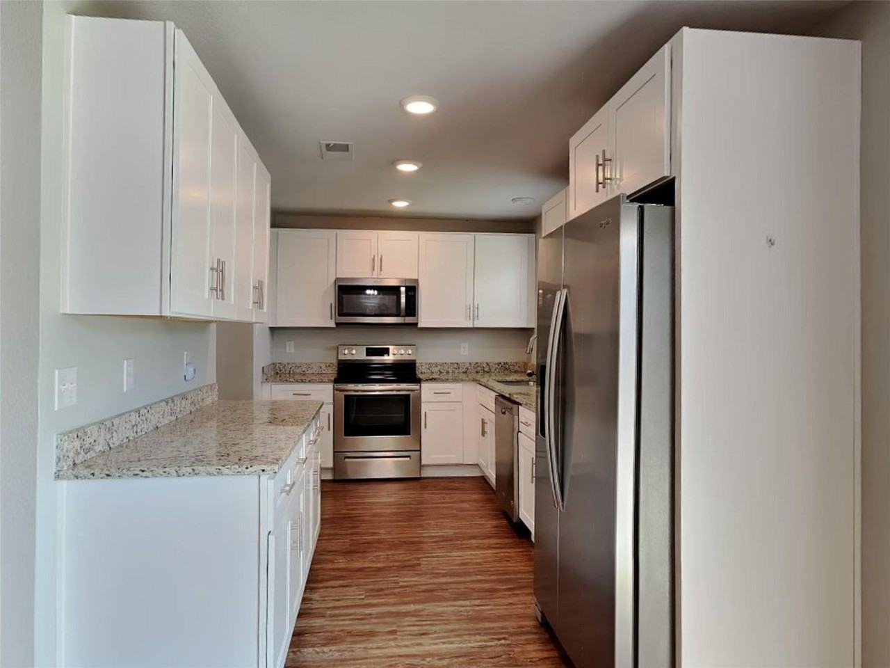 549 Park Center Blvd - Photo 5 of 21