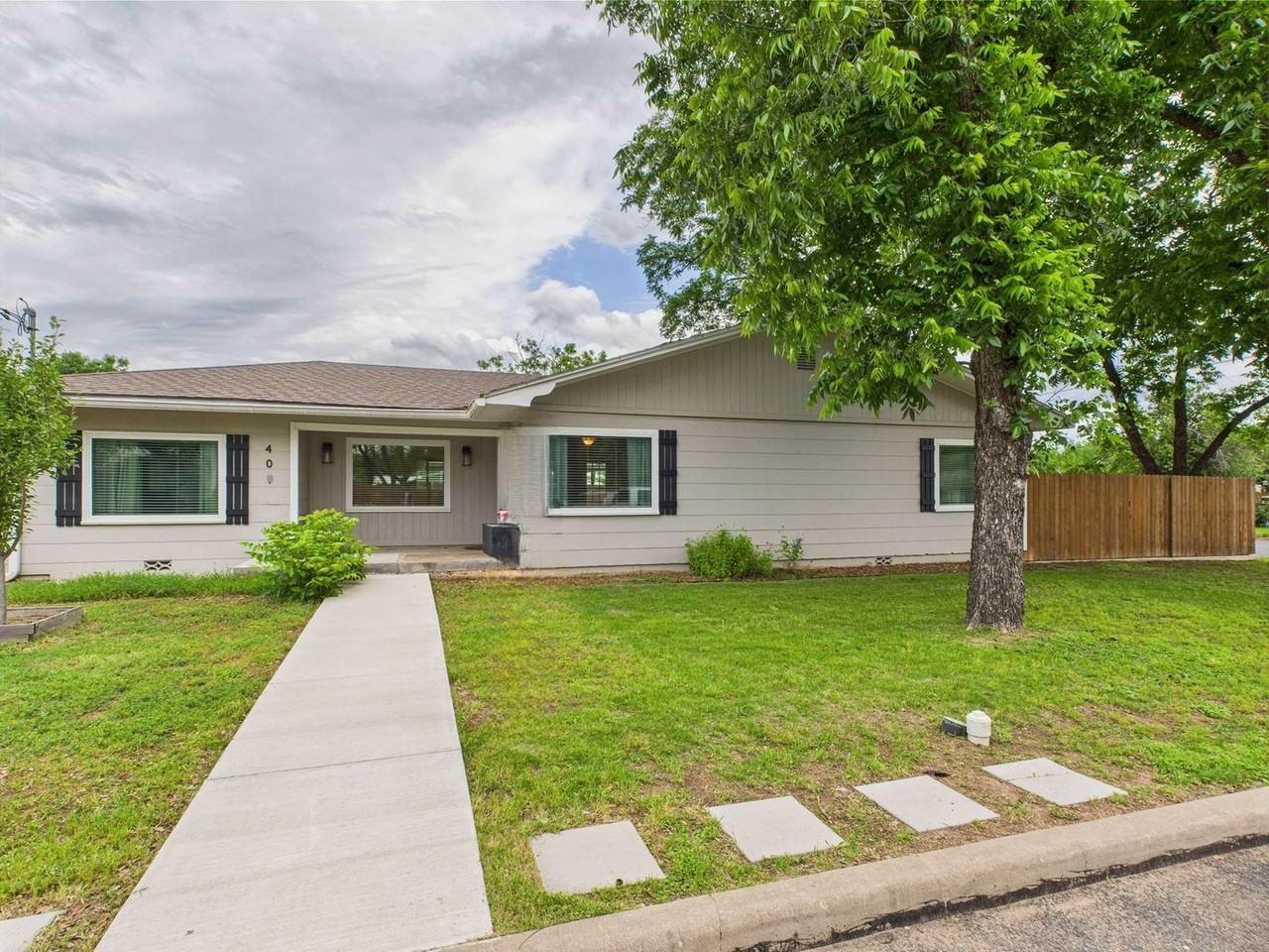 409 S Pear St - Photo 2 of 33
