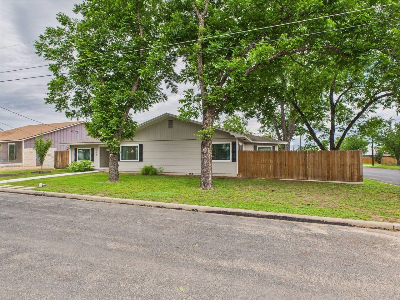 409 S Pear St - Photo 3 of 33