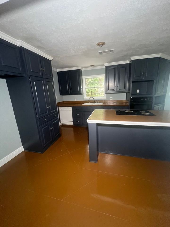1222 Deerfield Ln - Photo 5 of 19