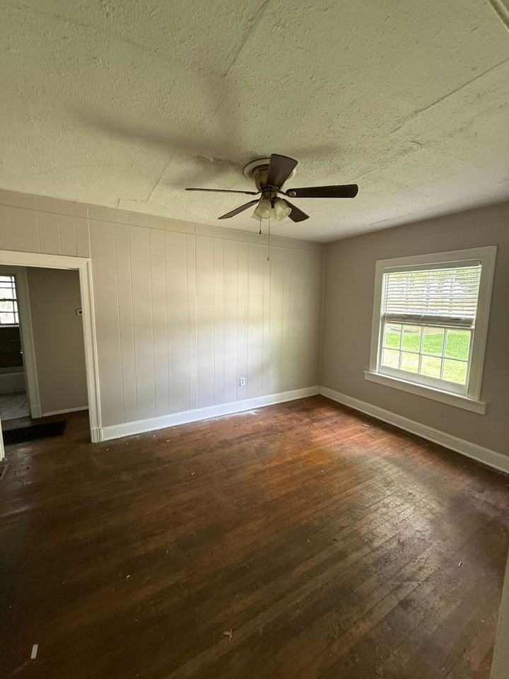 3808 Northview Dr - Photo 2 of 8