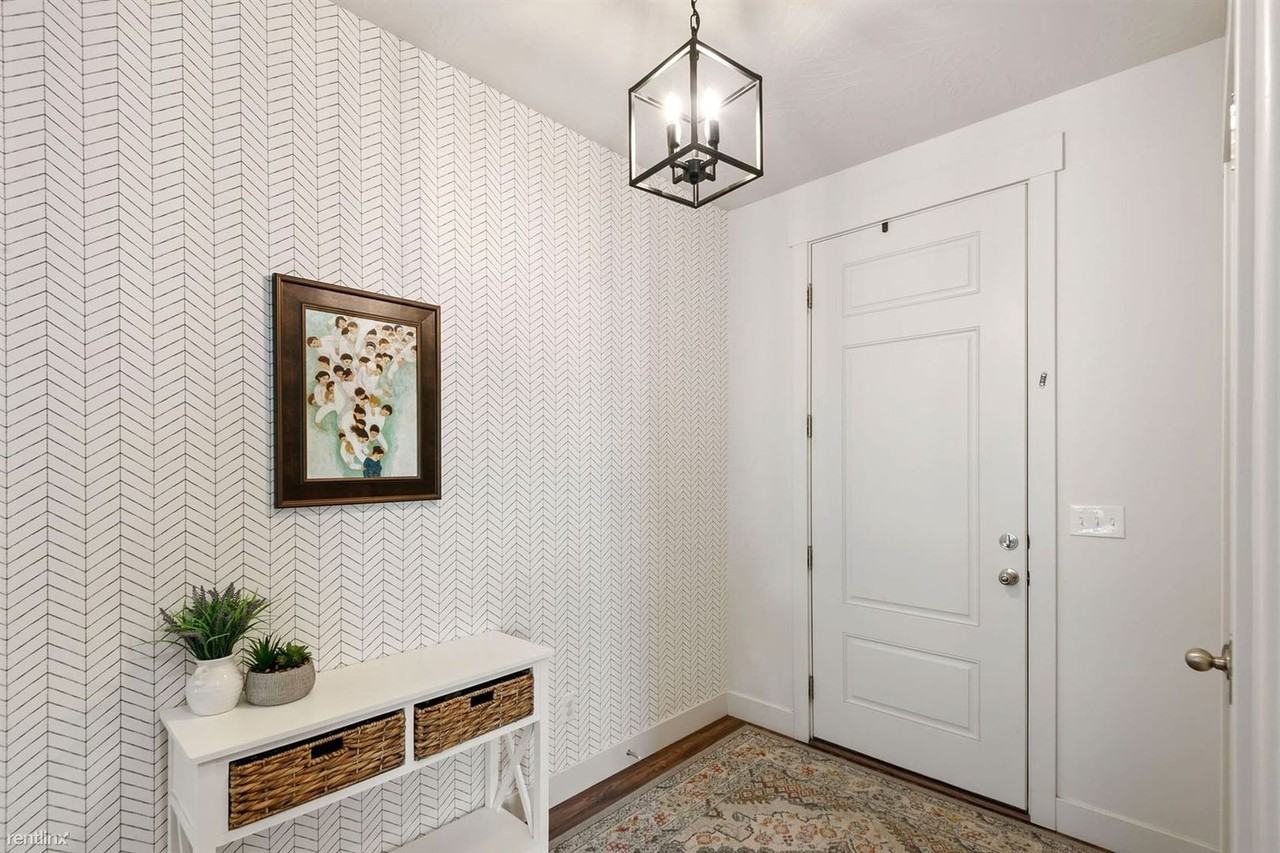 322 N 240 E - Photo 6 of 15