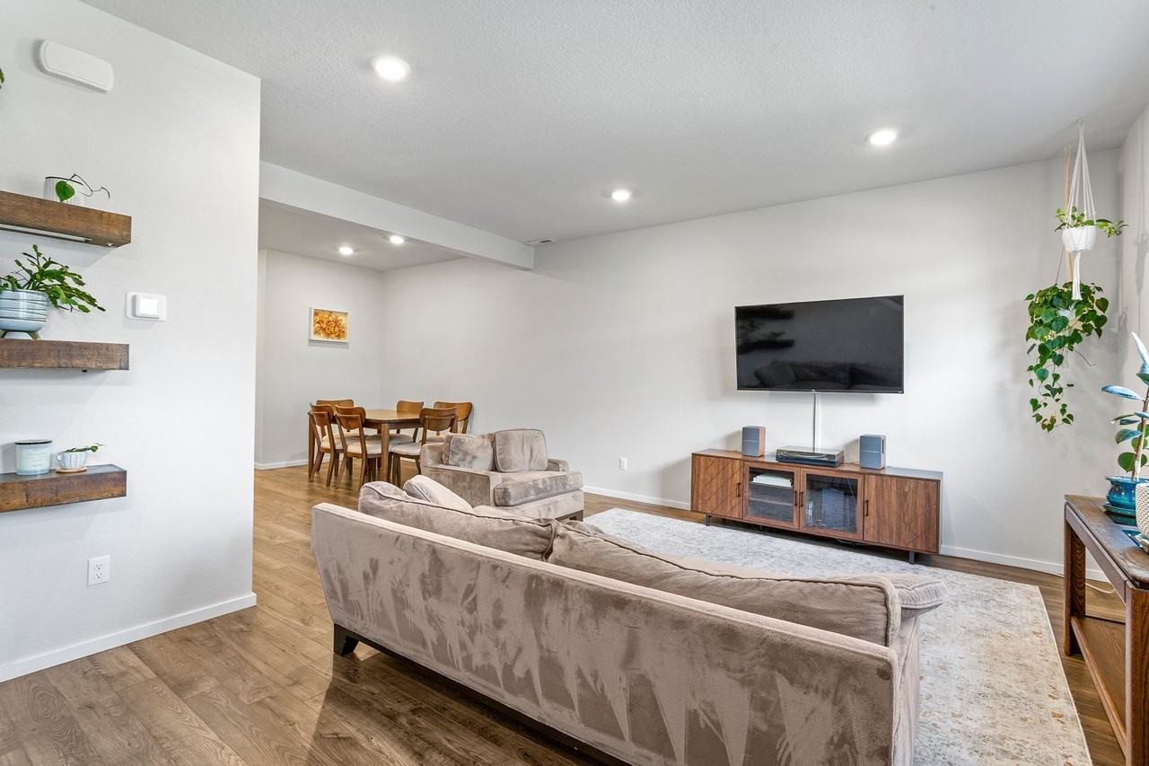 876 N 18th Ave - Photo 3 of 41