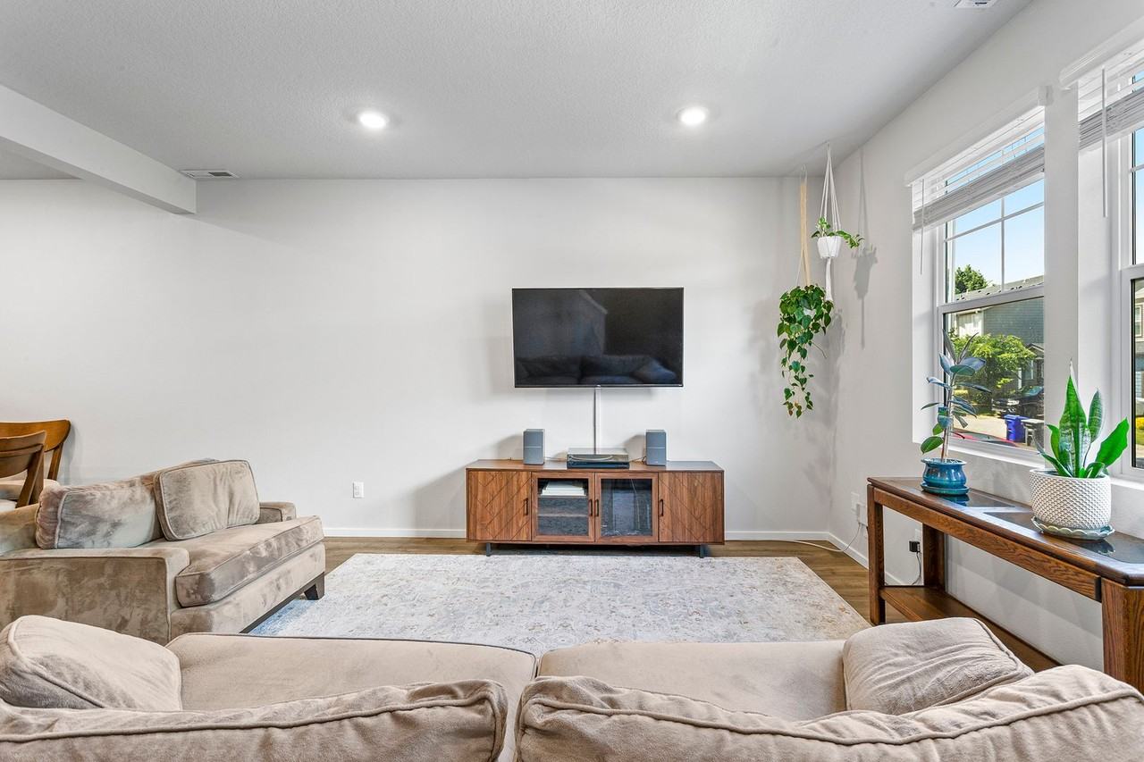 876 N 18th Ave - Photo 4 of 41