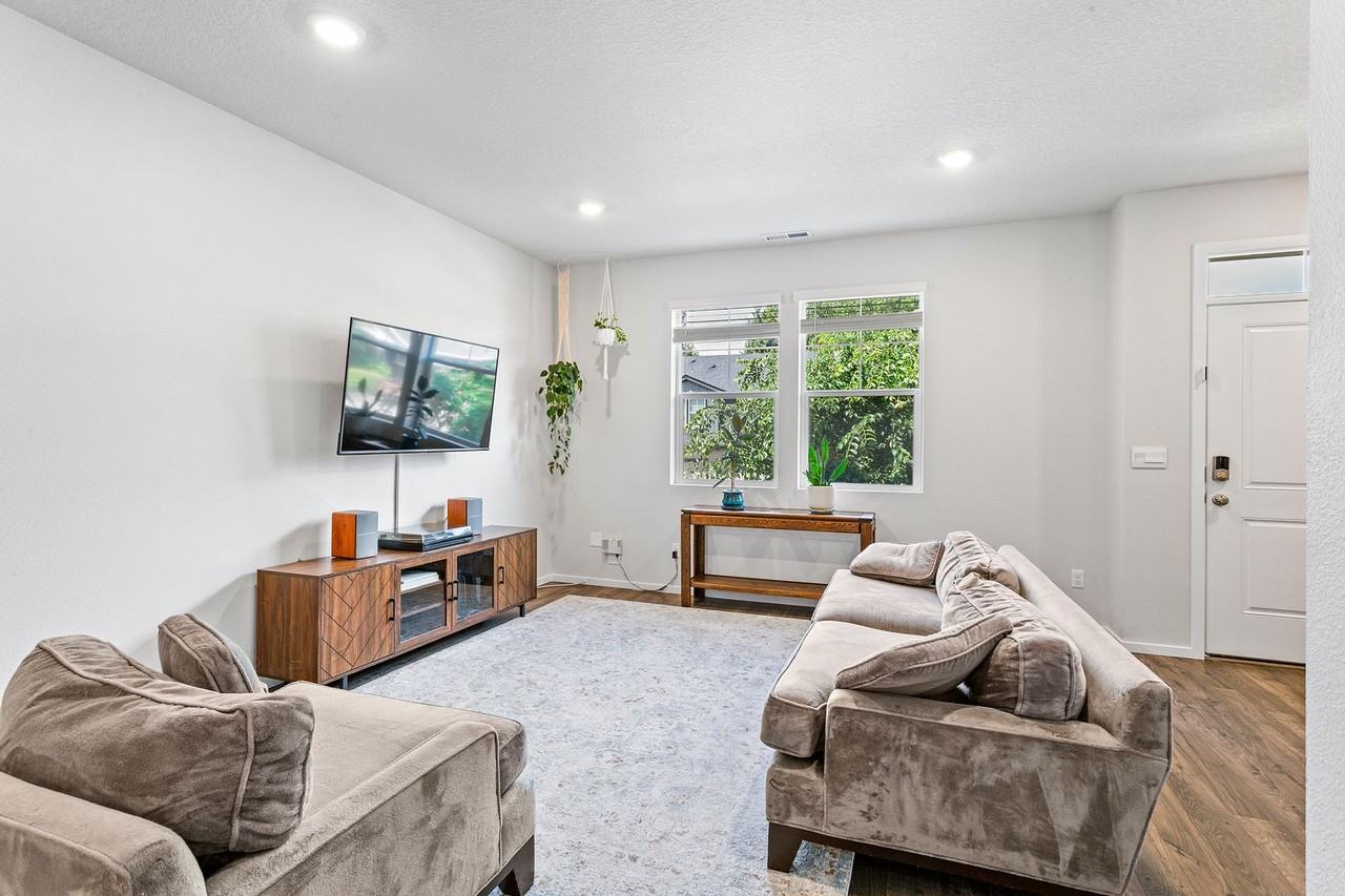876 N 18th Ave - Photo 5 of 41
