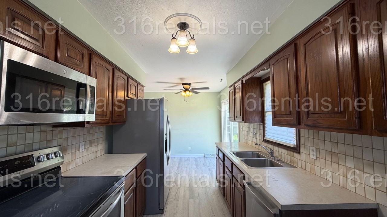 1913 Cron St - Photo 2 of 9