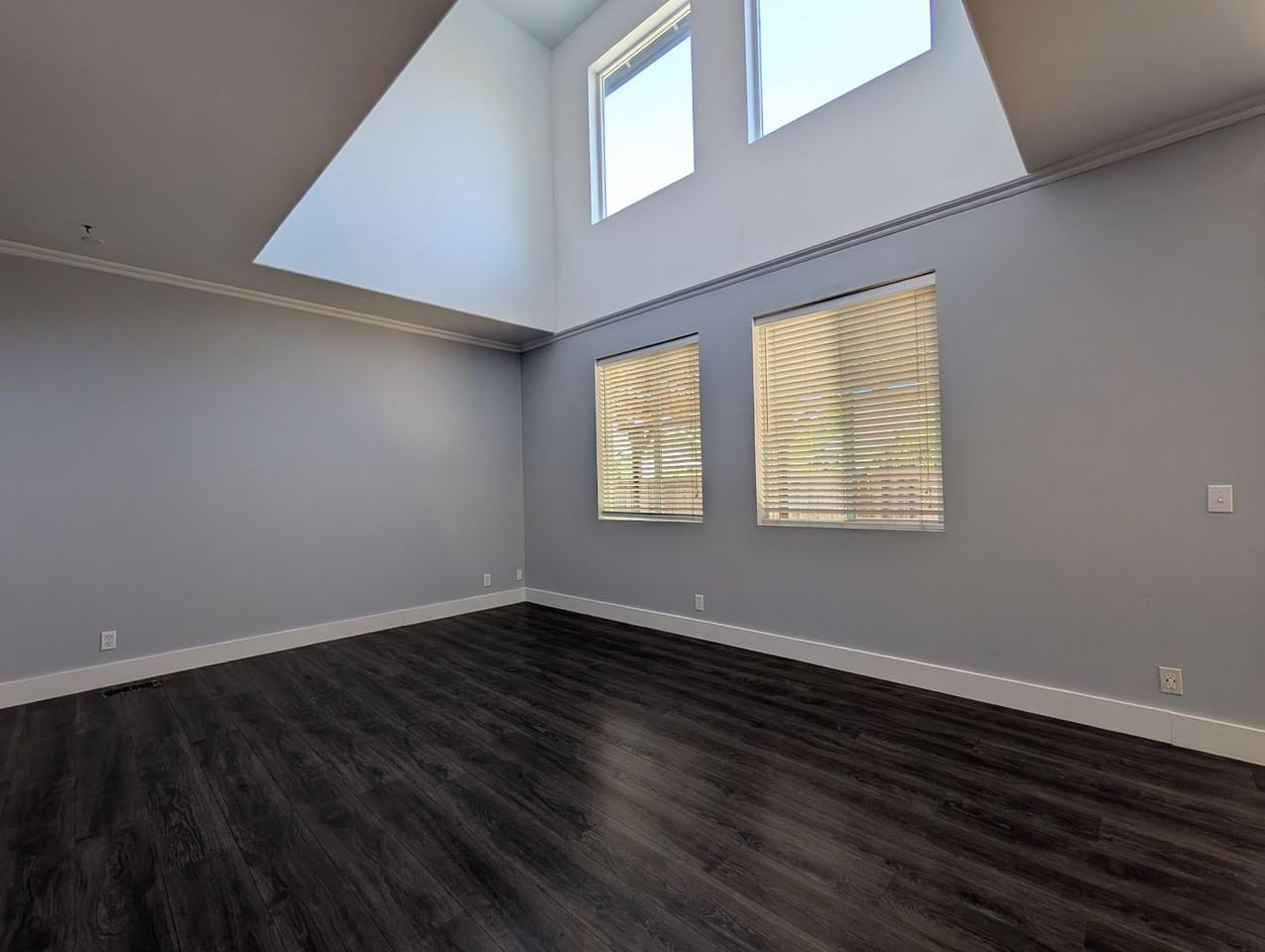 5220 Wales Dr - Photo 3 of 23