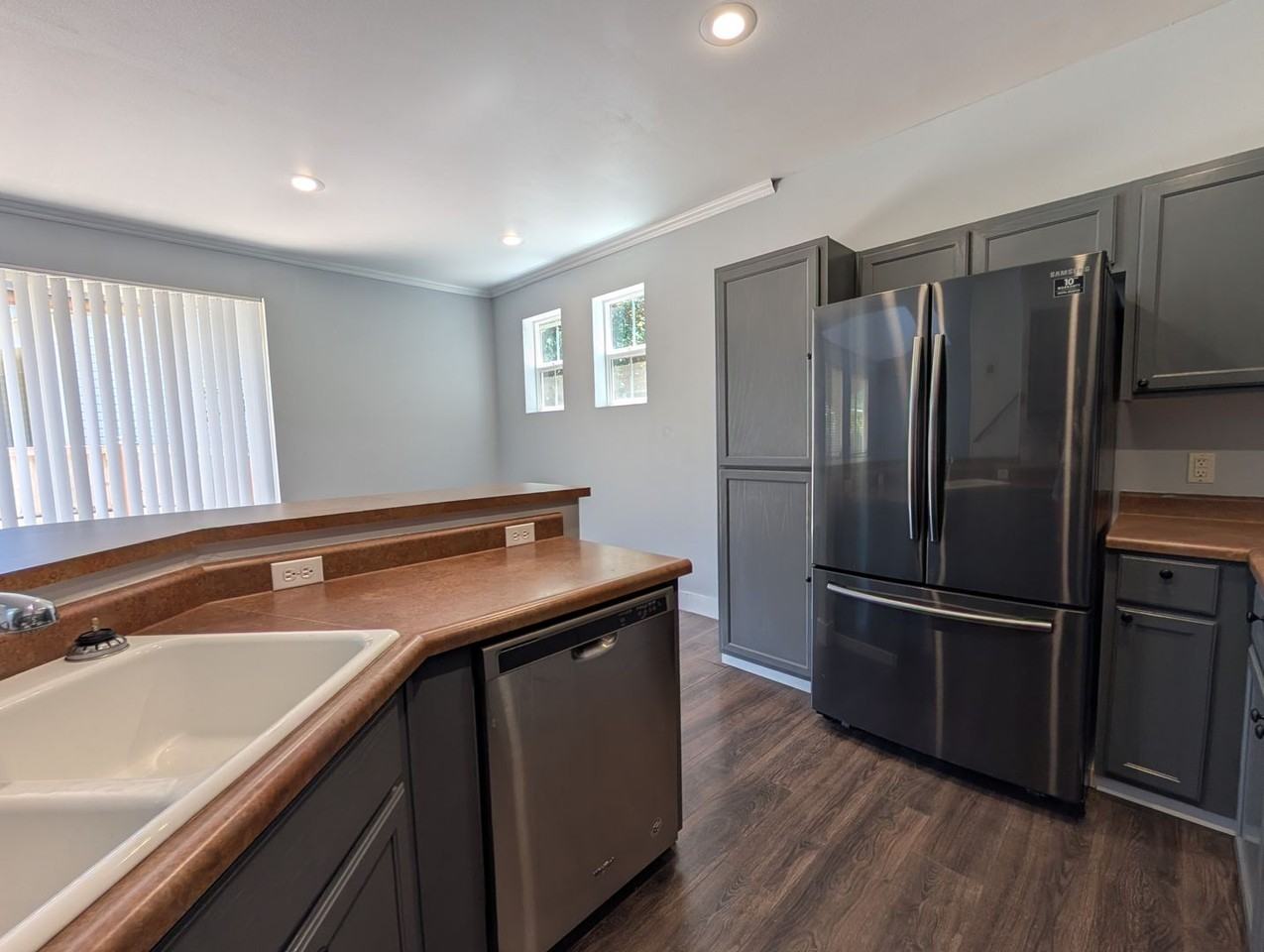 5220 Wales Dr - Photo 5 of 23