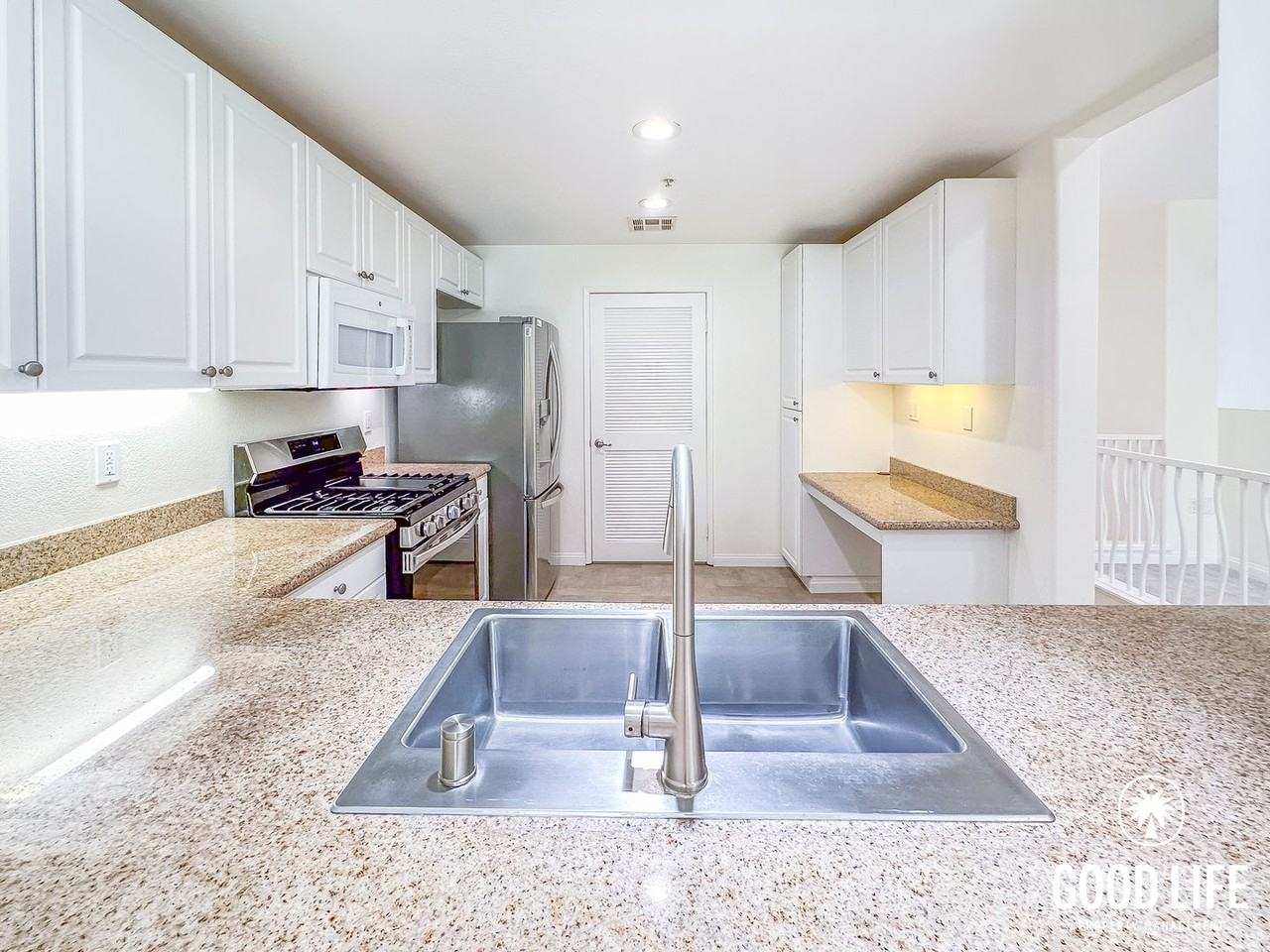 2260 Watermarke Pl - Photo 3 of 31