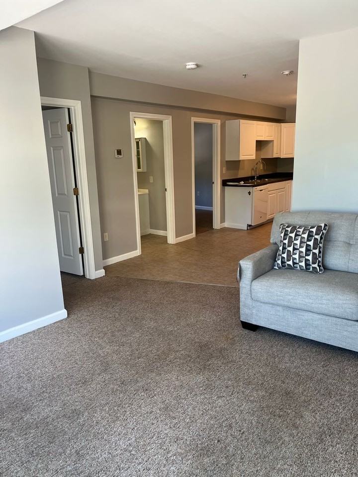 135 Pearl St - Photo 5 of 8
