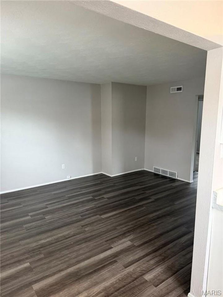 6727 Colony Acres Dr - Photo 3 of 9