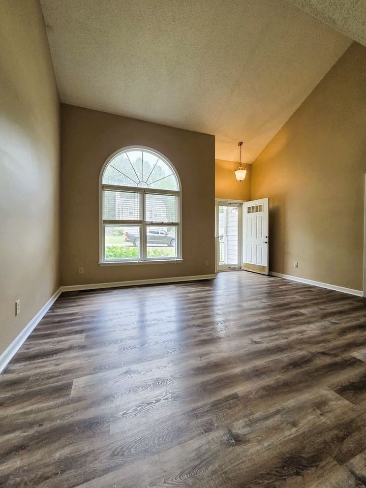 2519 Providence Creek Rd - Photo 2 of 33