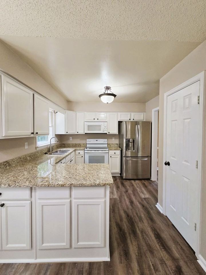 2519 Providence Creek Rd - Photo 7 of 33