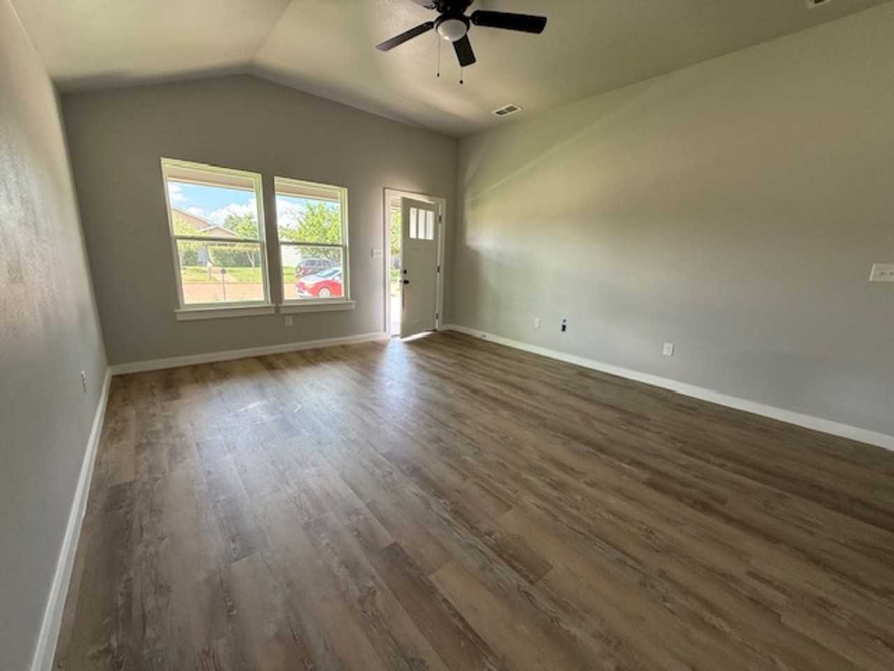 938 Minda St - Photo 3 of 18