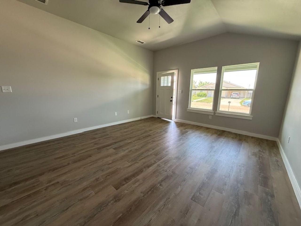 942 Minda St - Photo 3 of 17