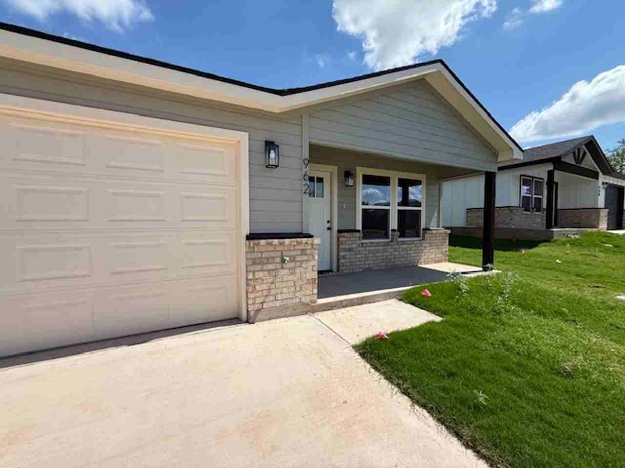 962 Minda St - Photo 2 of 16