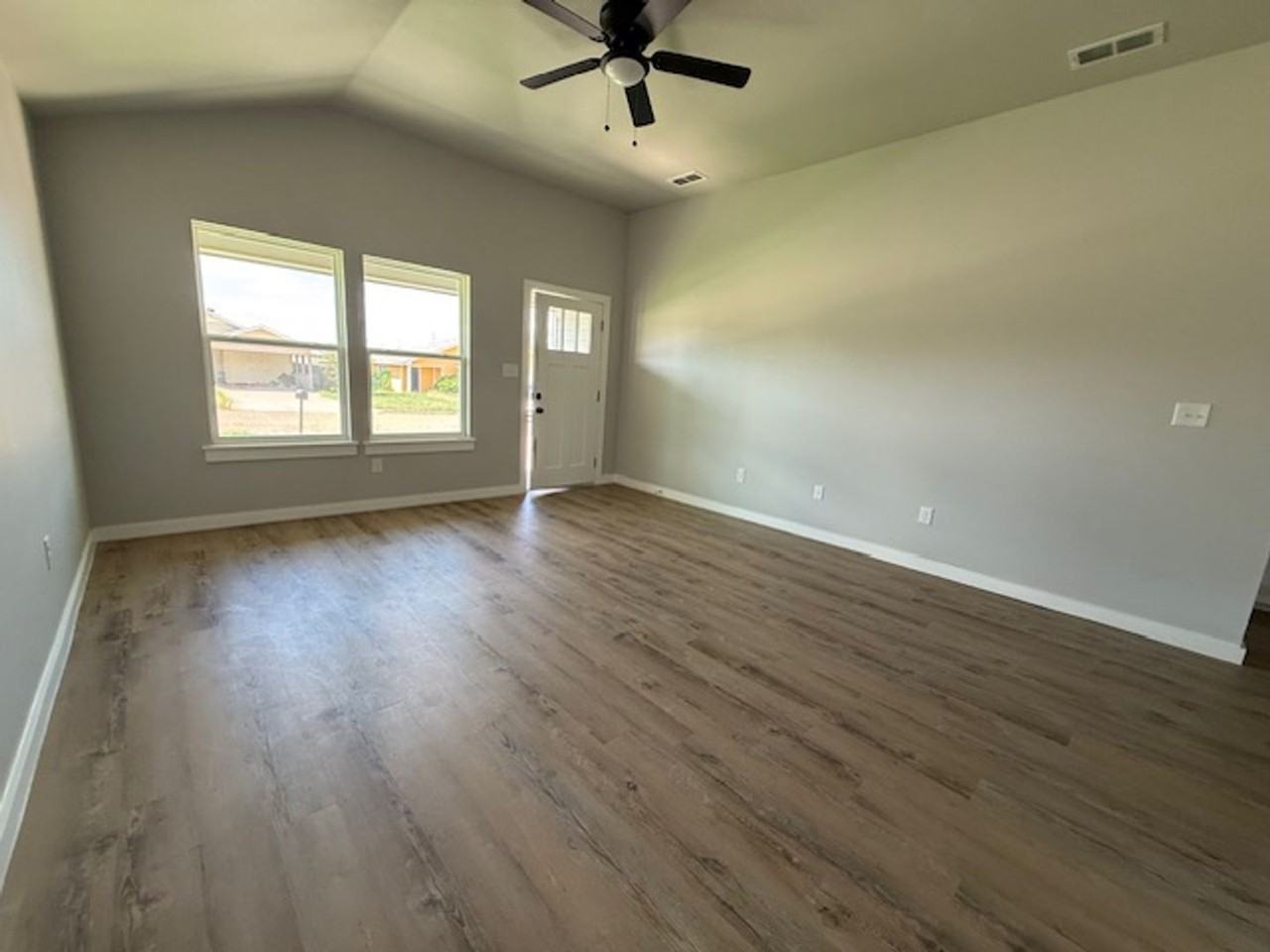 962 Minda St - Photo 3 of 16