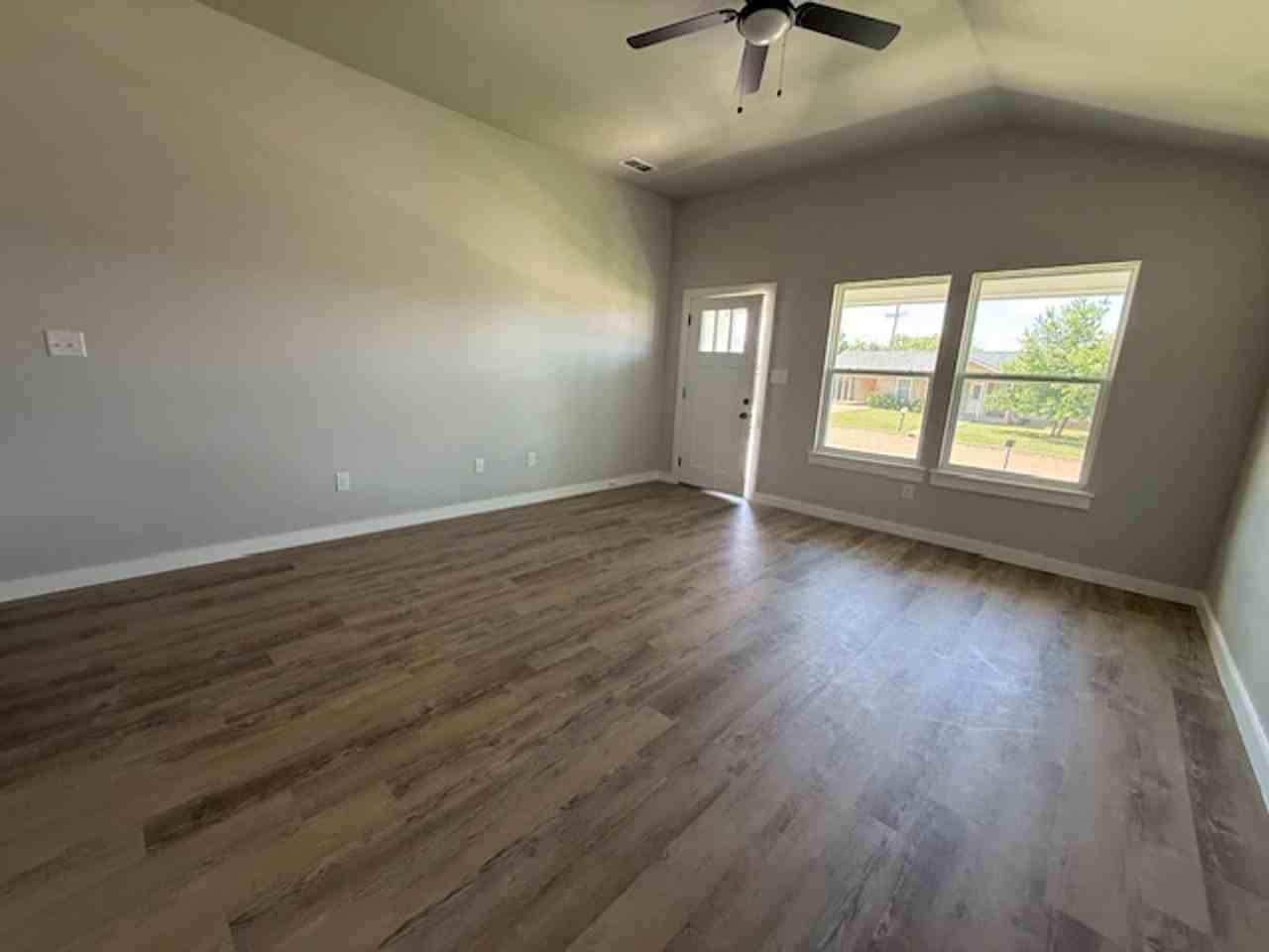970 Minda St - Photo 3 of 16