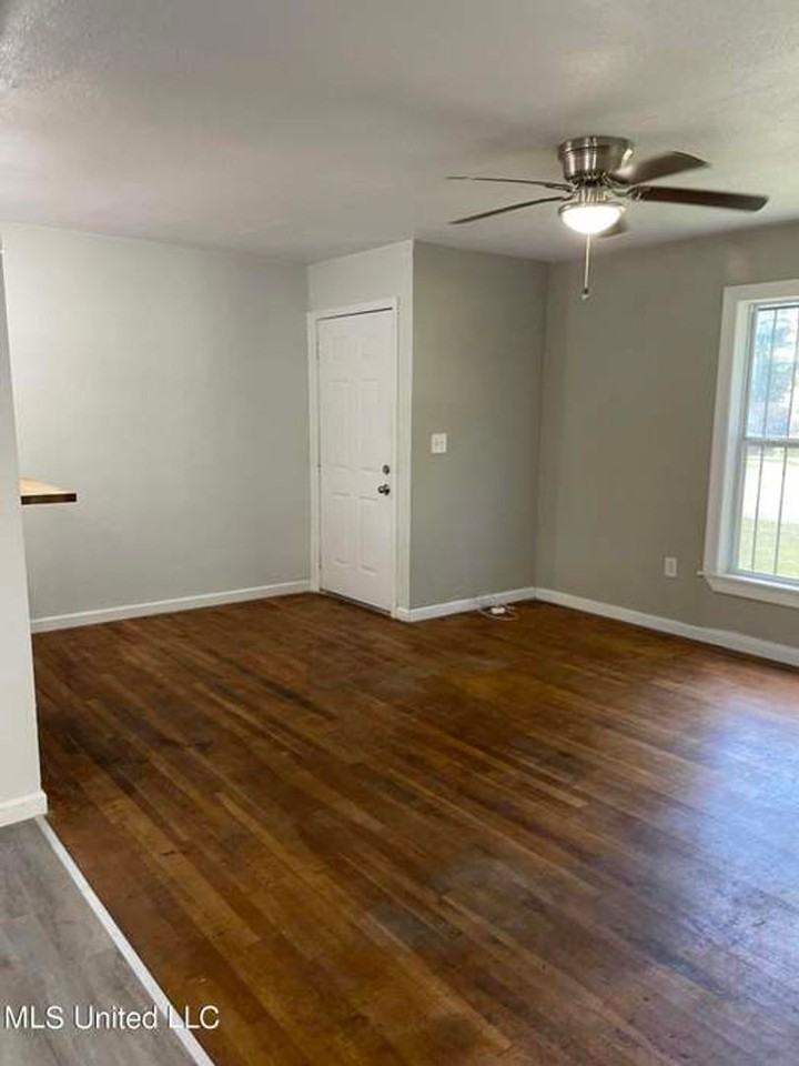 200 Stillwood Dr - Photo 2 of 14